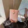 Bolsa de Celular Pequena para Uso Externo no Verão Bolsa de Mão para Mulheres 2026 Nova Bolsa Transversal de Ombro com Padrão Trançado de Nicho