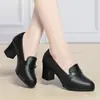 Novos Sapatos Femininos 2026 Outono Mocassins de Couro Macio Solado Macio Confortáveis Antiderrapantes para Mães de Meia-Idade Sapatos Pequenos de Couro com Salto Médio