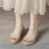 Sandalias de Cuña de Cuero Suave de Moda con Pedrería y Suela Gruesa Verano 2026 Nuevos Zapatos de Plataforma Versátiles Zapatos Ligeros Elegantes para Mujer