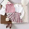 Conjunto de três peças estilo preppy para meninas: colete de tricô, camisa e saia plissada xadrez, um look de outono estiloso para meninas