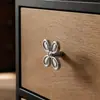 Manija de puerta de armario de aleación de zinc niquelada cepillada de trébol de cuatro hojas, manija pequeña moderna mate simple para cajón, gabinete, gabinete de vino