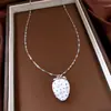 Collar de Fresa Roja de Resina Incrustado con Diamantes de Segunda Mano, Cadena para Clavícula Estilo Nicho de Lujo Ligero, Accesorio de Cuello Versátil de Moda Personalizado para Mujeres