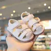 Sandálias para Bebês e Crianças Pequenas com Solas Macias e Confortáveis, Novo Estilo de Verão para Meninos e Meninas, Fechamento Mágico com Fita Adesiva, Biqueira Fechada Anti-Impacto, Sola Macia, Sapatos que Fazem Barulho, Modernos