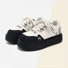 Sapatos Plataforma com Cadarço para Aumento de Altura Femininos, Cor Preto e Branco em Blocos, Estampa Pied-de-poule, Bordado de Patinha de Gato, Solado Grosso, Coleção Primavera/Outono 2026
