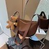 Bolso tipo dumpling retro de nicho transfronterizo para mujer, nueva colección otoño/invierno 2026, bolso de hombro de alta gama, bolso cruzado casual y apto para el trabajo