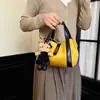Bolsa feminina nova de grande capacidade, transversal vintage para o dia a dia, design versátil 2026, bolsa de nicho para o outono, bolsa de ombro estilo cesta