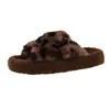 Pantuflas de Piel con Estampado de Leopardo y Suela Gruesa para Mujer para Usar Afuera Nuevo Estilo Otoño e Invierno 2025 Pantuflas de Felpa de Una Tira para Uso Exterior Modernas