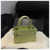 2026 Nova Bolsa Feminina de Luxo para o Dia a Dia Ombro Único Transversal Pequena Quadrada Luxo Leve Design de Nicho Versátil Moda Bolsa de Mão