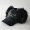 Gorro Lei Feng de Felpa con Bordado de Letras a Cuadros Otoño e Invierno de Doble Uso para Hombres y Mujeres, Moderno y a la Moda, Cálido y Protege los Oídos, Hace que el Rostro se Vea Más Pequeño