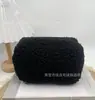 Bolsa de Maquiagem Popular de Pelúcia Transfronteiriça, Bolsa Portátil de Armazenamento de Lã de Cordeiro Colorida Macaron, Amazon Temu