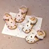 Sandalias para niñas 2025 primavera y verano nuevas para niños, antideslizantes, de princesa, con suela suave, con bordado y diseño hueco para bebés niñas