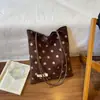Bolso de Hombro Único de Gamuza con Puntos Estilo Coreano para Mujer 2026 Nuevo Otoño Retro Gran Capacidad para el Trabajo Bolso de Axila Bolso de Estudiante