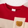 Conjunto de moletom com urso em blocos de cor para meninos, coleção de outono, blusa de gola redonda e calça comprida, conjunto casual de duas peças para crianças, atacado