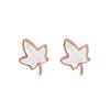 Pinduoduo taote suministro de fábrica aretes de botón de hoja aretes de botón de hoja de arce estilo Mori fresco dulce para mujer aretes de botón de hoja de arce blanco