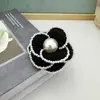Broche de Tela de Perlas y Pedrería Estilo Chanel de Gama Alta para Mujer, Pin de Ropa de Estilo Coreano de Nicho para Abrigos y Suéteres