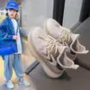 Novos Sapatos de Malha Fly com Solado Macio Antiderrapante para Crianças Primavera e Verão 2025 Sapatos de Coco para Meninas Malha Respirável Sapatos Casuais para Meninos