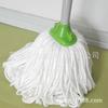 Nueva mopa de microfibra con varilla de plástico, cabezal y cola anillada.