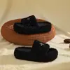 Nuevas zapatillas casuales estilo celebridad de internet de alta calidad llamativas cómodas a la moda brillantes 2026 sandalias de peso reducido para mujer que alargan visualmente