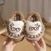 Pantuflas de algodón para niños en invierno con diseño de gato KT, para niñas, cálidas y con forro de felpa, con diseño de dibujos animados, antideslizantes, de suela gruesa, estilo familiar, lindas y caricaturescas para usar en interiores.