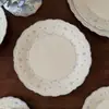 Vajilla de cerámica con relieve de encaje floral vintage estilo francés, que incluye cuencos de cerámica, tazas de café y platillos, platos llanos, platos de postre y platos ovalados