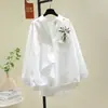 Camisa Blanca de Manga Larga 100% Algodón para Mujer, Estilo Nuevo Literario y Fresco para Primavera y Otoño, Bordada con Conejo y Rábano, Adecuada para Estudiantes