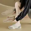 2026 Sapatos Brancos Femininos Outono Novo Estilo Versão Coreana ins Estudante Feminina Casual Esportes Versátil Tênis de Skate Estilo de Rua K1528
