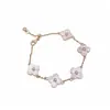 Recogiendo Conchas en el Agua Baja~Pulsera de Flor de Zirconia Madreperla Rosa Cereza Dulce, Sensación de Lujo Ligero y Gama Alta, Accesorio de Mano Estilo Vacaciones