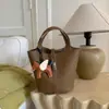 Bolsa Balde Cesta da Moda para Mulheres 2025 Outono Nova Bolsa de Ombro de Alto Valor Bolsa Transversal Niche de Cor Sólida Simples