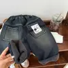 Colección de invierno 2026 para niños: Pantalones de mezclilla cálidos, lindos y forrados de felpa para estudiantes, disponibles en colores oscuros, adecuados para niños de varios tamaños.