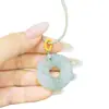 Colgante de Jade Verde Tianshan Doble Pixiu con Patrón de Flor Flotante, Hebilla de Seguridad Doble Pixiu, Artículo Popular para Transmisiones en Vivo, Collar Unisex, Venta Directa del Fabricante