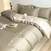 Novo Estilo Simples Nórdico Conjunto de Quatro Peças de Seda Gelo Lavada Capa de Colcha Bordada Conjunto de Três Peças de Cama Lençol de Cama Capa de Colcha Comércio Atacadista