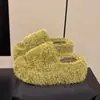 Zapatillas versátiles y mullidas para mujeres menudas, zapatillas de felpa de algodón con plataforma que aumentan la altura, populares para usar en exteriores, con suela gruesa, otoño e invierno 2026