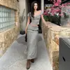 Conjunto de Roupa Sexy Estilo Ilha para Menina Quente: Conjunto de Duas Peças com Top Off-Shoulder Deserto Noroeste e Saia Longa Vermelha