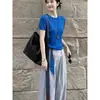 Conjunto extremadamente elegante y hermoso: un conjunto completo para mujer en verano, que consta de un top azul de punto de seda helada de manga corta y pantalones largos grises, conjunto de dos piezas