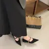 Sapatos de Salto Bloco Chunky de Camurça com Bico Fino e Fivela de Corrente Metálica, Boca Rasa, Estilo Coreano para Mulheres, Lançamento 2025 Primavera e Outono Versátil (Sapatos de Avó)