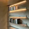 Gabinete de Acero Curvo con Laminado Sólido en T de Acero Inoxidable con Laminado Metálico Embebido y Tira de Luz Empotrada en Negro Mate