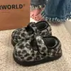 Novas Pantufas de Algodão Fechadas com Estampa de Leopardo Retrô para Mulheres, Modernas e Versáteis, Sola Grossa, Aumentam a Altura, de Calçar Fácil, Sapatos Quentes de Algodão para Mulheres