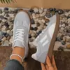 Zapatos Deportivos de Entrenamiento Moral de Talla Grande para Mujer Transfronterizos Zapatos Deportivos 2025 Nuevos Zapatos Planos de Combinación de Colores Retro Europeos y Americanos Venta al por Mayor para Mujeres