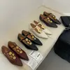 Guangzhou Dropshipping 2026 Primavera/Verão Novos Sapatos de Bico Fino Versáteis de Design de Nicho Sapatos de Commuter Retro Francês