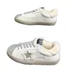 Sapatos Casuais Tênis de Pelúcia Confortáveis e Versáteis 2025 Outono e Inverno, Couro Genuíno Coreano, Lantejoulas, Estrela Desgastada, Sujos