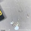 Cadena de clavícula de mariposa Phantom V chapada en oro blanco de 18 quilates versión de alta gama para mujer, simple y lujosa con un toque de alta gama, entrega directa de fábrica