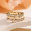 Anillo de Luz de Zirconia Incrustada en Oro Real Chapado en Cobre Transfronterizo Europeo y Americano Lujo Ligero Sensación de Alta Gama Anillo para el Dedo Joyería de Mano Versátil Fabricante Venta al por Mayor en Stock