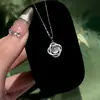 Colar Flor de Calcedônia Branca Prata Esterlina 925 Moda Luxo Acessível Nicho Alto Padrão Corrente de Suéter Mobius Enrolada Ins