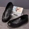 Sapatos casuais de couro são confortáveis, simples, versáteis e adequados para dirigir.. São mocassins de calçar com sola macia para homens.