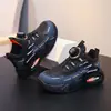 Tênis de basquete infantil, tênis esportivos para meninos, novos modelos primavera e outono, tênis estilo "dad shoes" para meninos, tênis de corrida leves para estudantes com sola macia