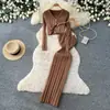 Atuendo elegante: Un cárdigan de punto ajustado combinado con un vestido de cuello halter, un conjunto de dos piezas para mujer, perfecto para el otoño, creando un look estilizado y sofisticado
