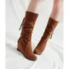Moda Tendência Nova Primavera e Outono 2026 Botas Matte de Cano Médio com Aumento Interno de Altura e Franjas, Botas Femininas de Tamanho Grande Atacado e Comércio Exterior