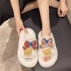 Pantuflas de niña dulce, pantuflas Mao Mao cálidas de invierno para mujer en stock, pantuflas de felpa con plataforma para amantes de los osos de dibujos animados.