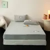 Sábana bajera de forro polar de leche de alto gramaje Bordado lindo Funda de cama de toalla Bloqueo de temperatura Lavable a máquina Protector de colchón