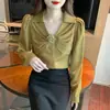 Camisa de nuevo diseño primavera y otoño 2026, elegante y con estilo, con detalles florales tridimensionales, cuello en V francés, top de manga larga